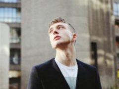 抑郁深沉的男生头像图片